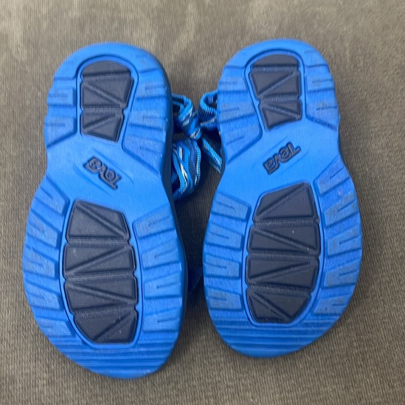 Toddler Teva Sandles size is 7. - Picture 2 of 2